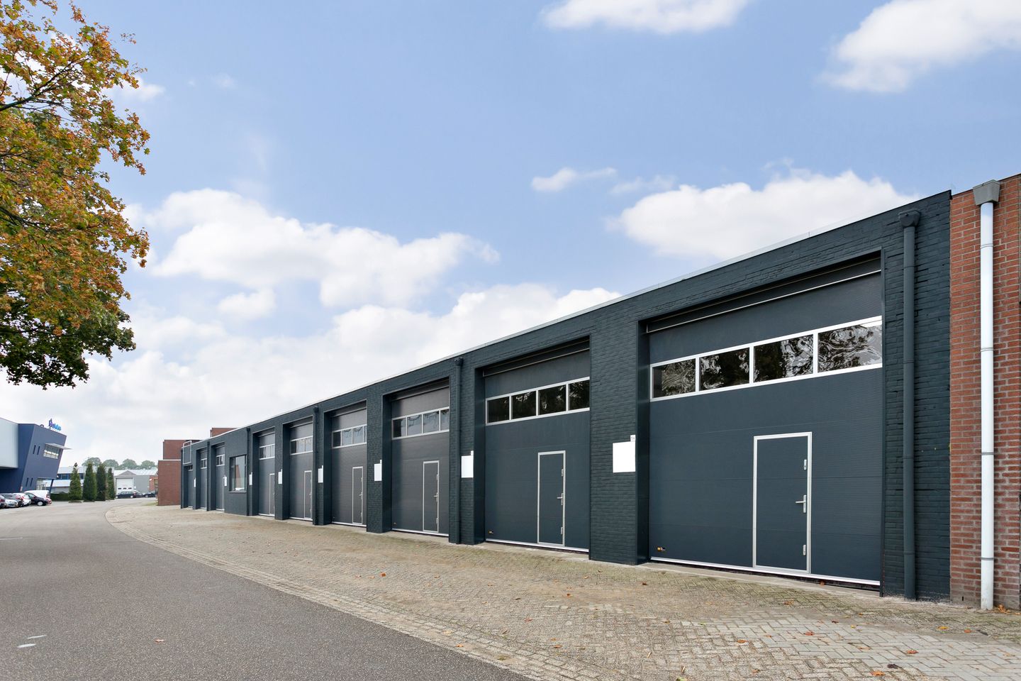 View photo 2 of Meniststraat 1