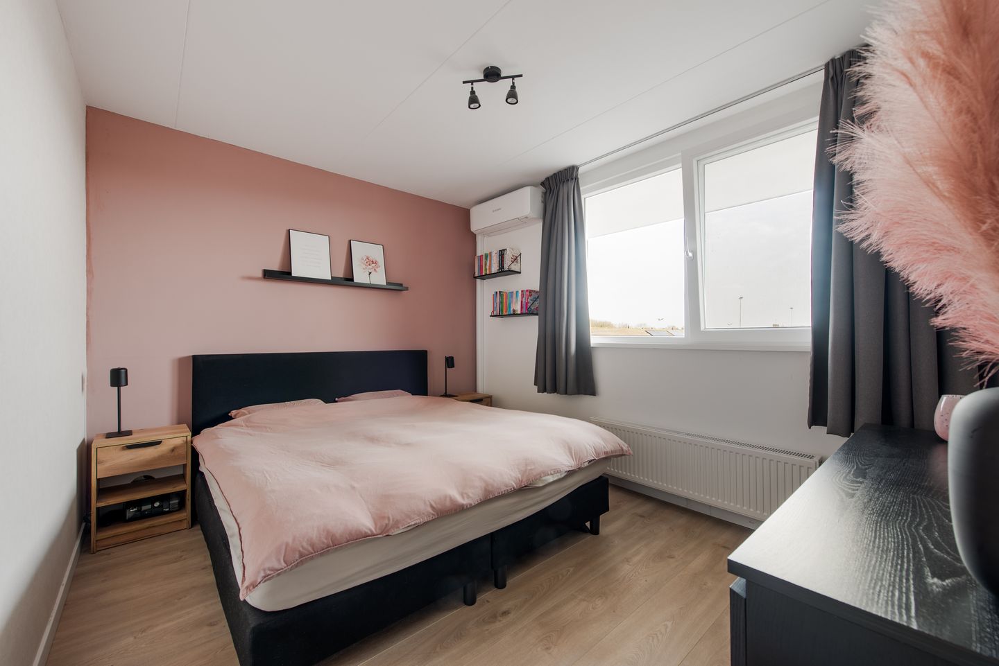 Photo 19 of Weegbreestraat 120