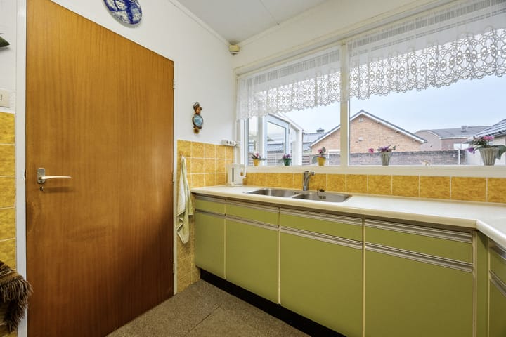 Photo 12 of Leutsestraat 2-A