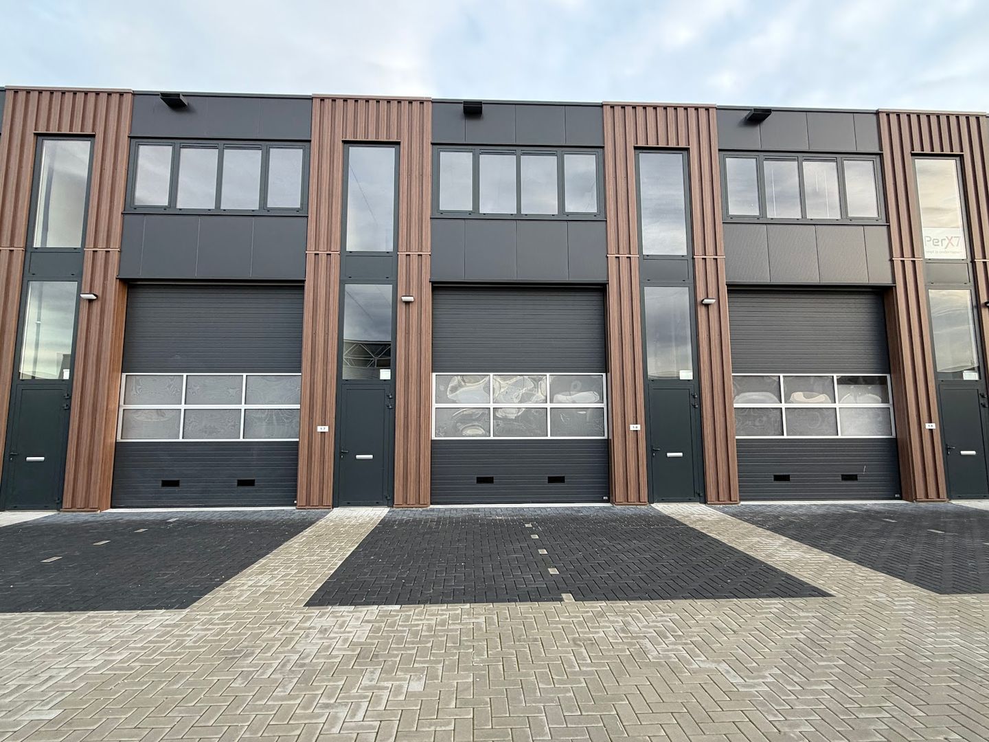 View photo 2 of Goudstraat 1-7