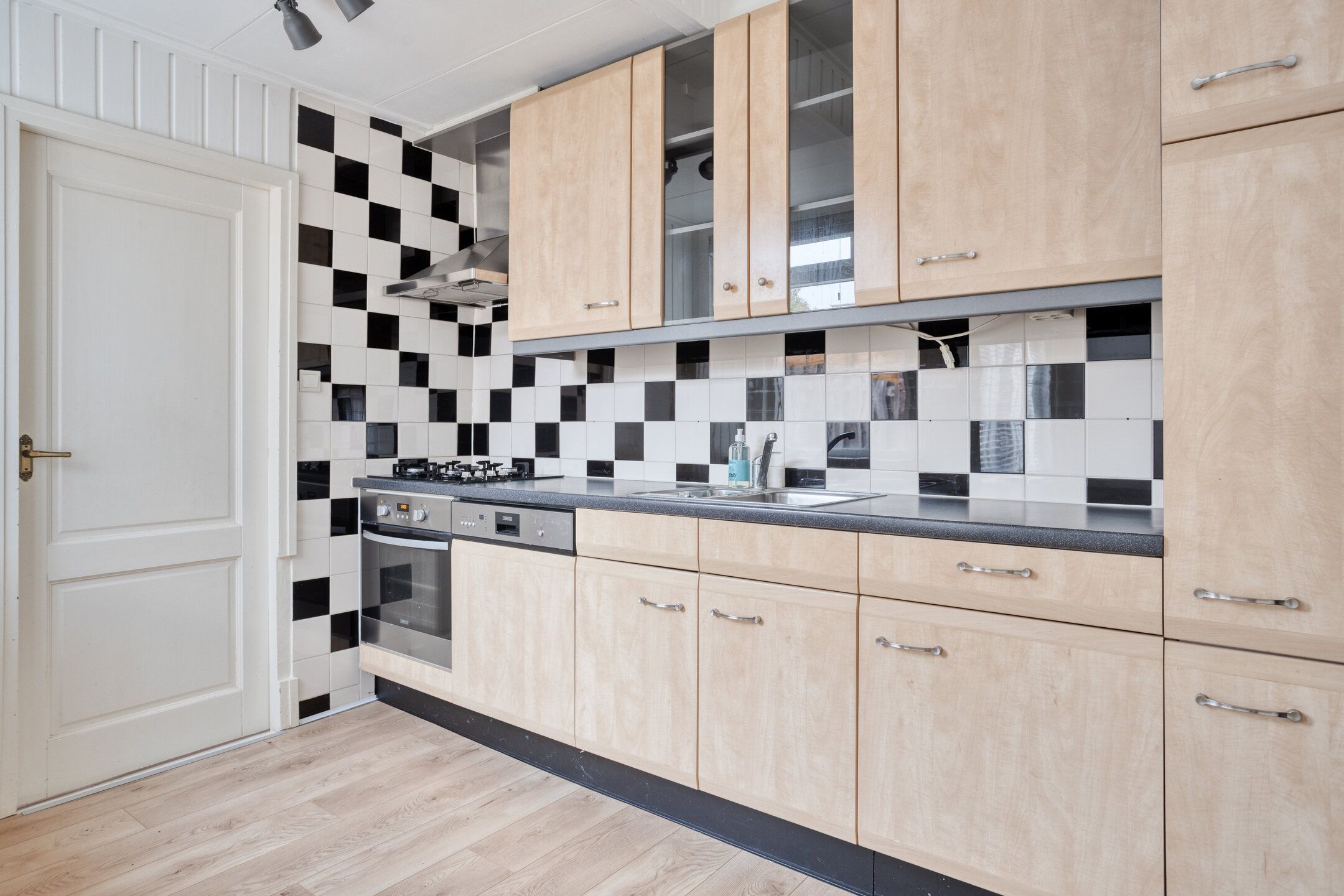 Photo 9 of Ubbo Emmiusstraat 28
