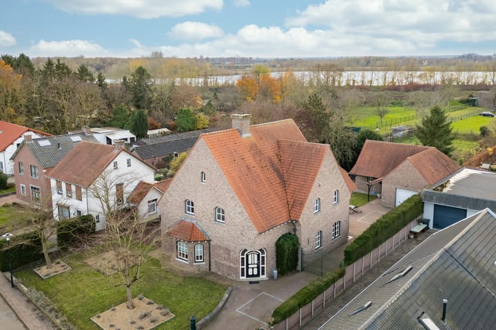 Photo 38 of Maasstraat 8