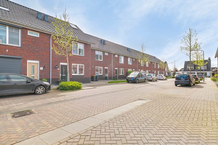 Photo 6 of Meester J Schaapstraat 18