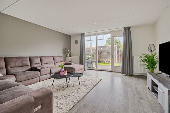 Photo 11 of Meester J Schaapstraat 18