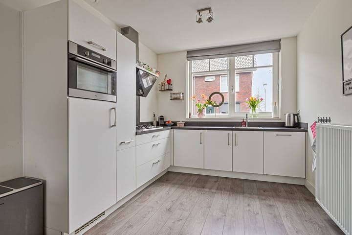 Photo 16 of Meester J Schaapstraat 18