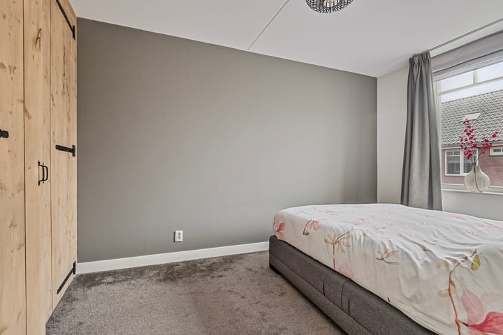 Photo 22 of Meester J Schaapstraat 18