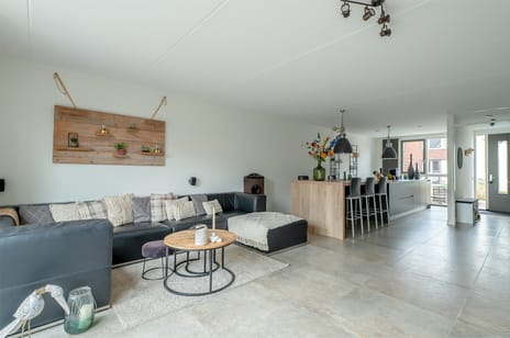 Hoeker 6 secondary image