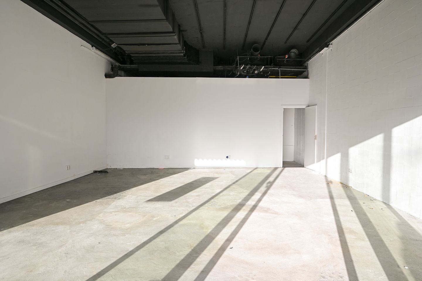 View photo 4 of Waldorpstraat 25-A