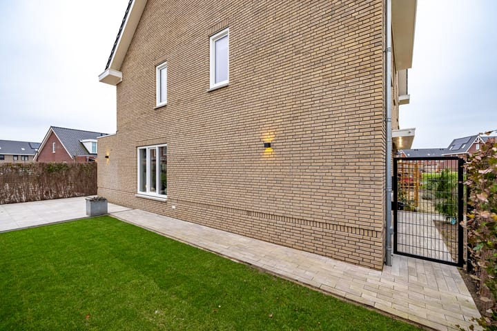 Foto 23 van Marga Klompéstraat 82