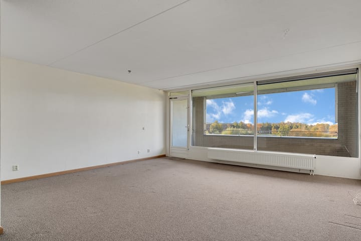 Photo 11 of Zwaardvegerstraat 302