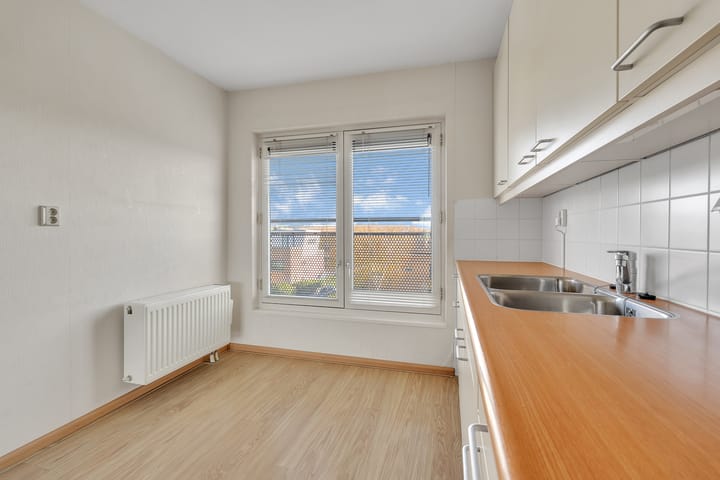 Photo 13 of Zwaardvegerstraat 302