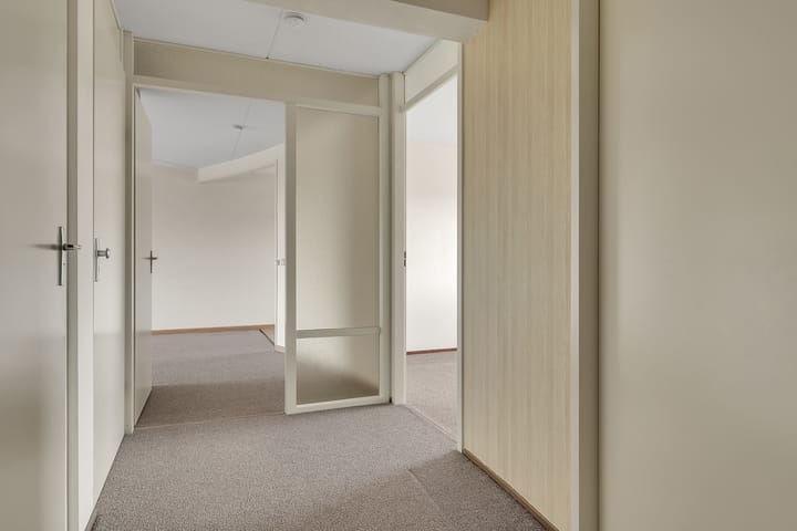 Photo 14 of Zwaardvegerstraat 302