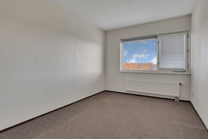 Photo 20 of Zwaardvegerstraat 302