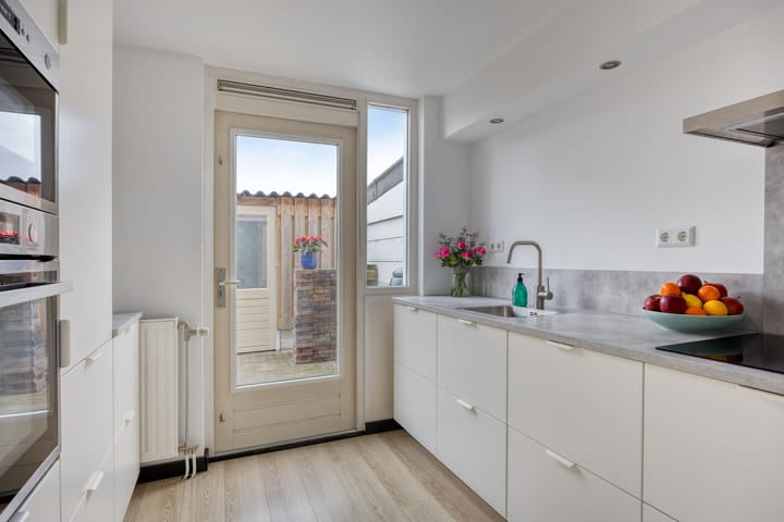 Photo 12 of van der Duyn van Maasdamstraat 96