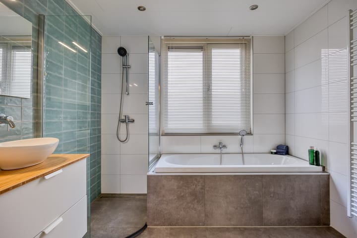 Photo 16 of van der Duyn van Maasdamstraat 96