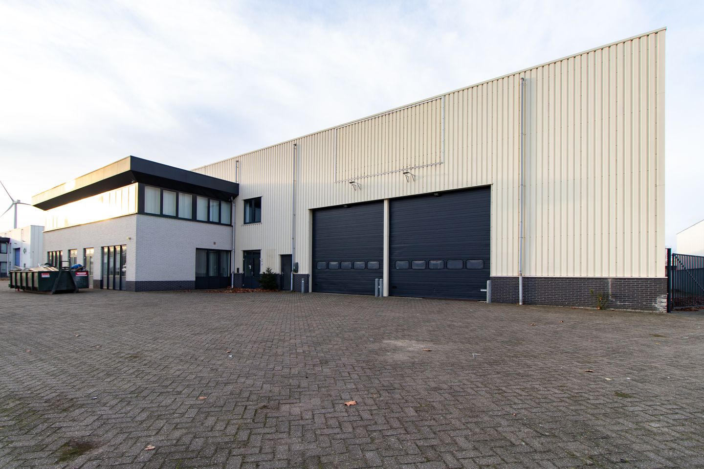 View photo 1 of Plaza 17-A