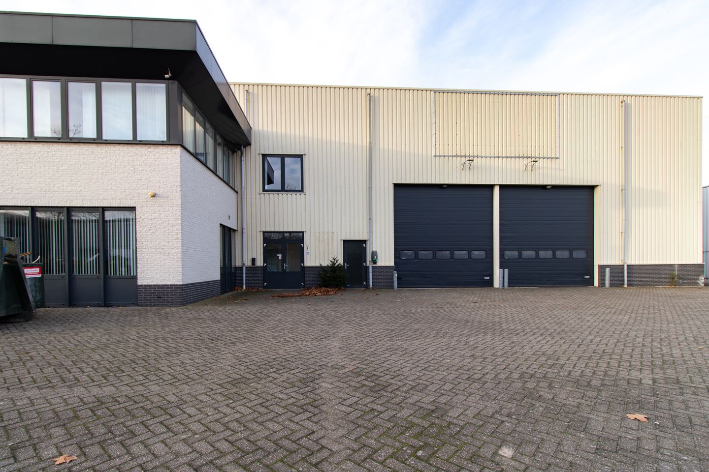 View photo 2 of Plaza 17-A