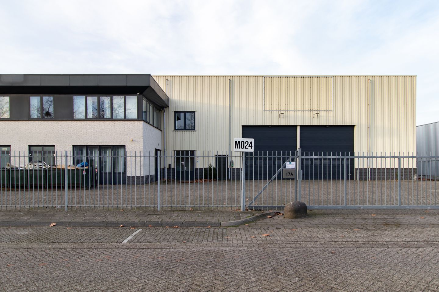 View photo 3 of Plaza 17-A