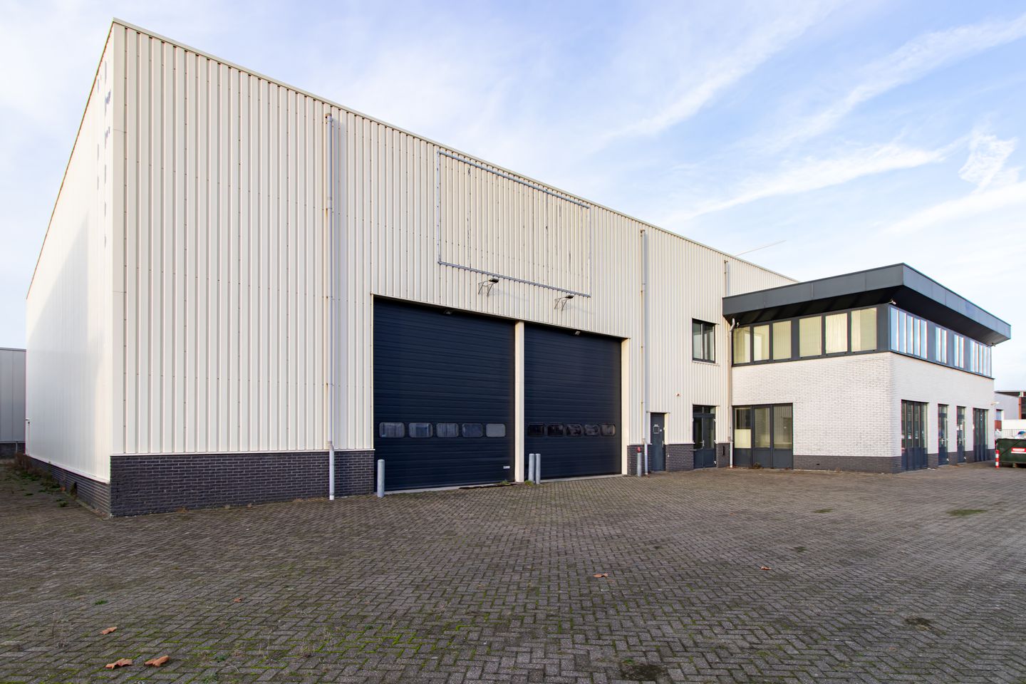 View photo 1 of Plaza 17