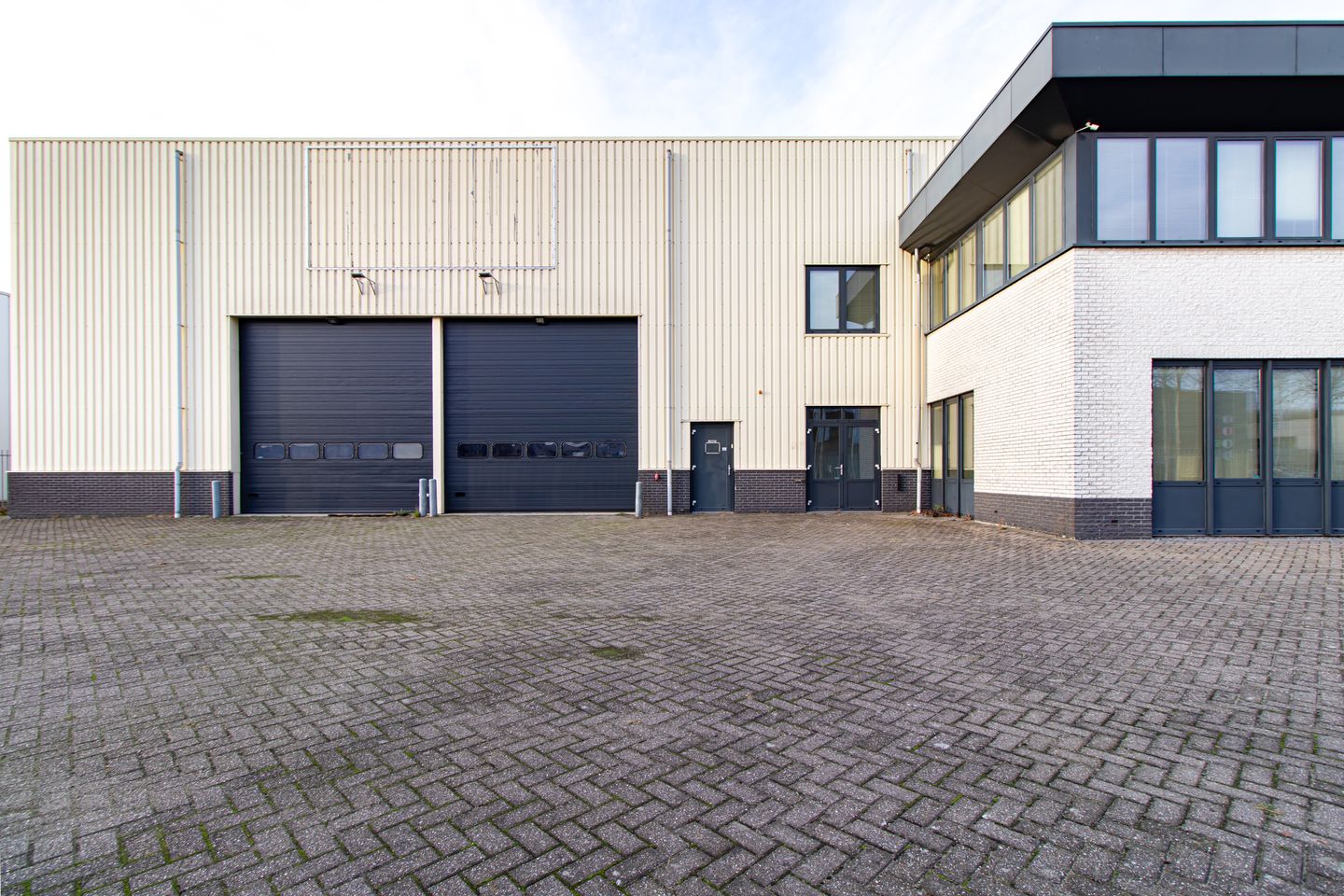 View photo 2 of Plaza 17