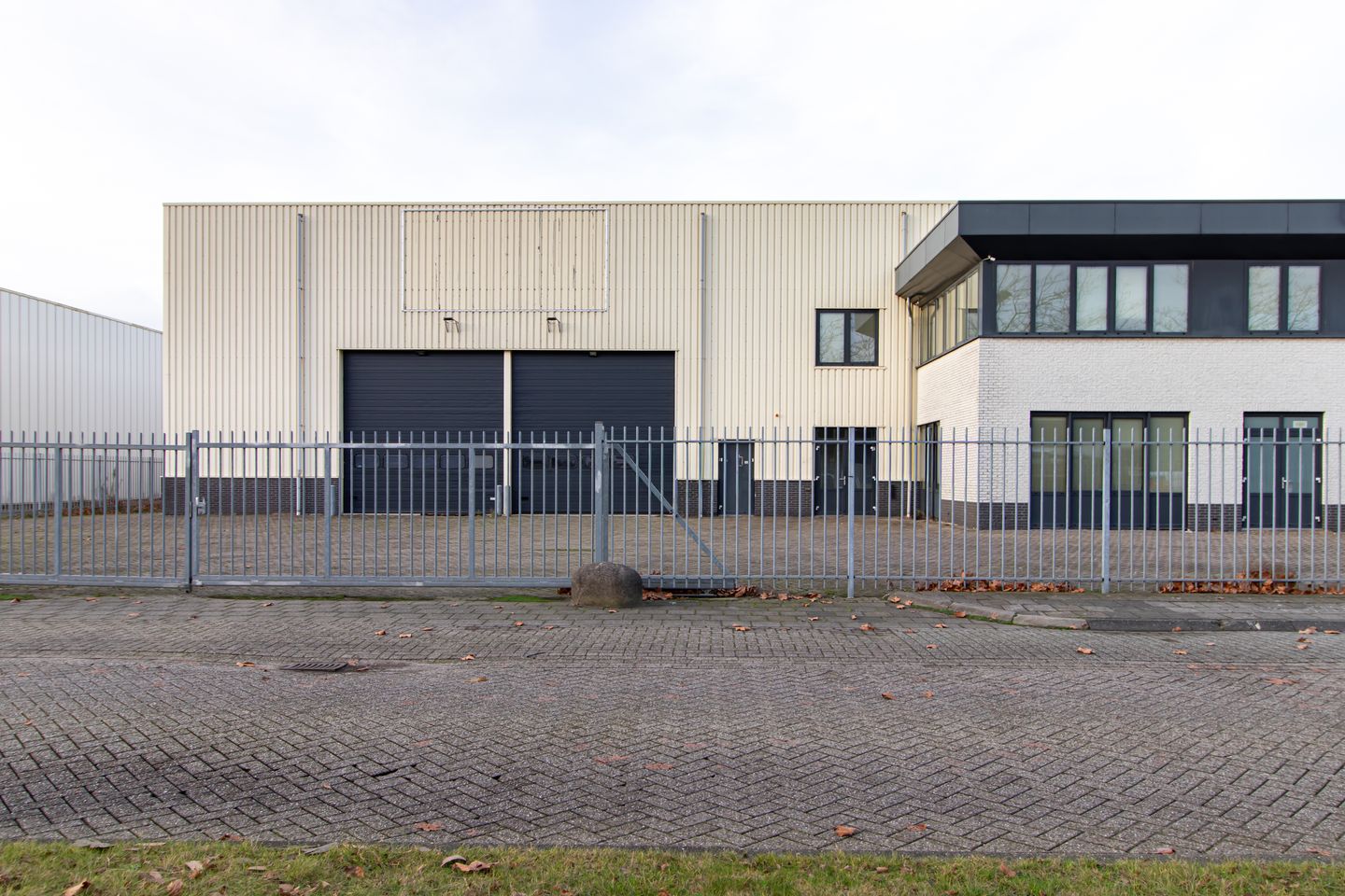 View photo 4 of Plaza 17