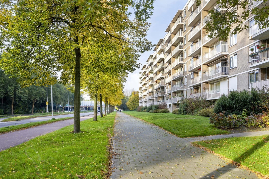 Photo 26 of Edmond Hellenraadstraat 42