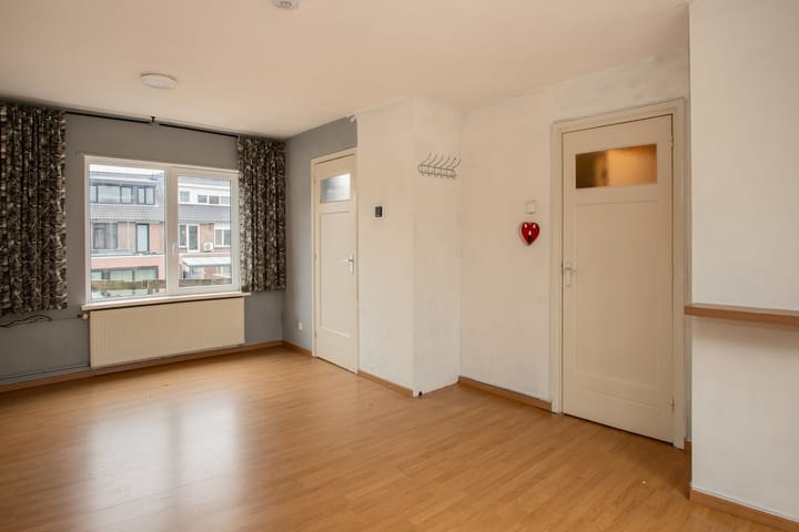 Photo 9 of Aert van der Neerstraat 1-A