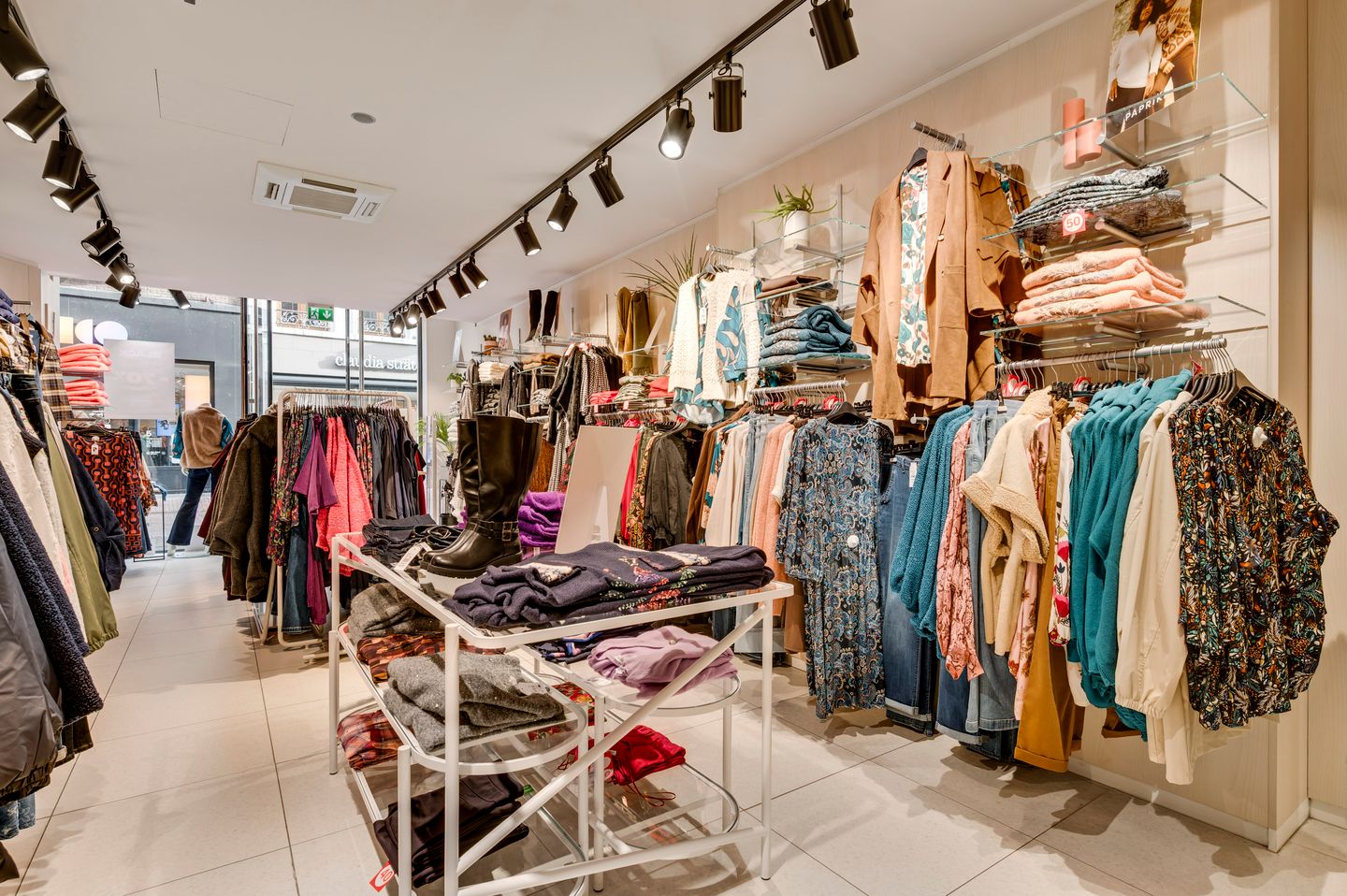 Bekijk foto 4 van Varkensmarkt 2