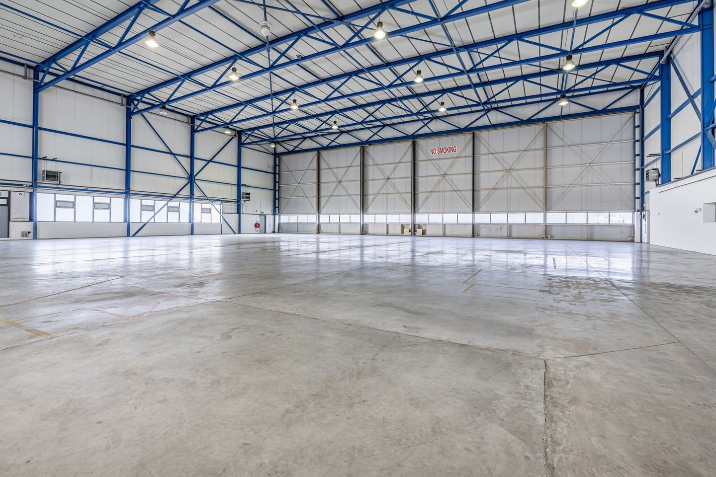 View photo 3 of Luchthavenweg 45