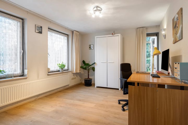 Foto 18 van Van Limburg Stirumstraat 3