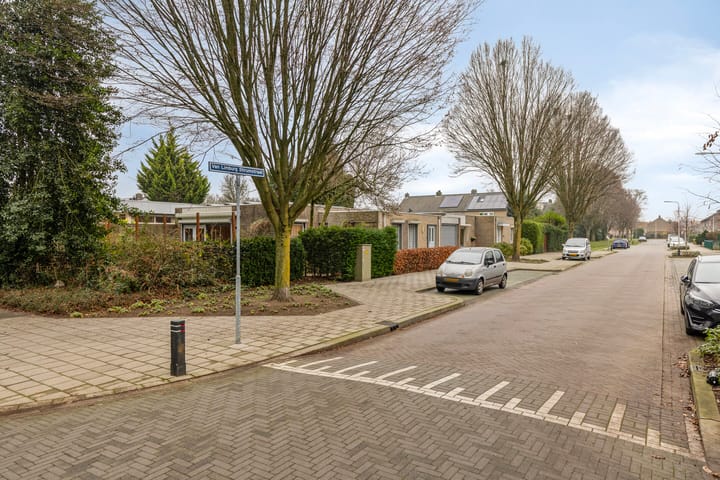 Foto 30 van Van Limburg Stirumstraat 3