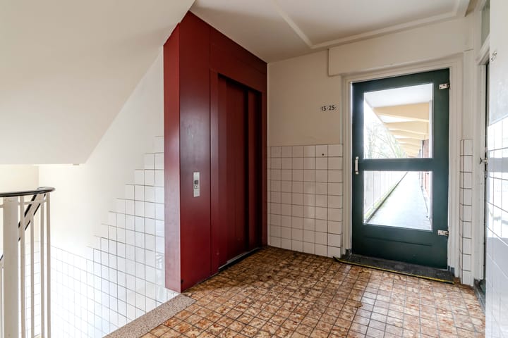 Photo 18 of Uitgeeststraat 15