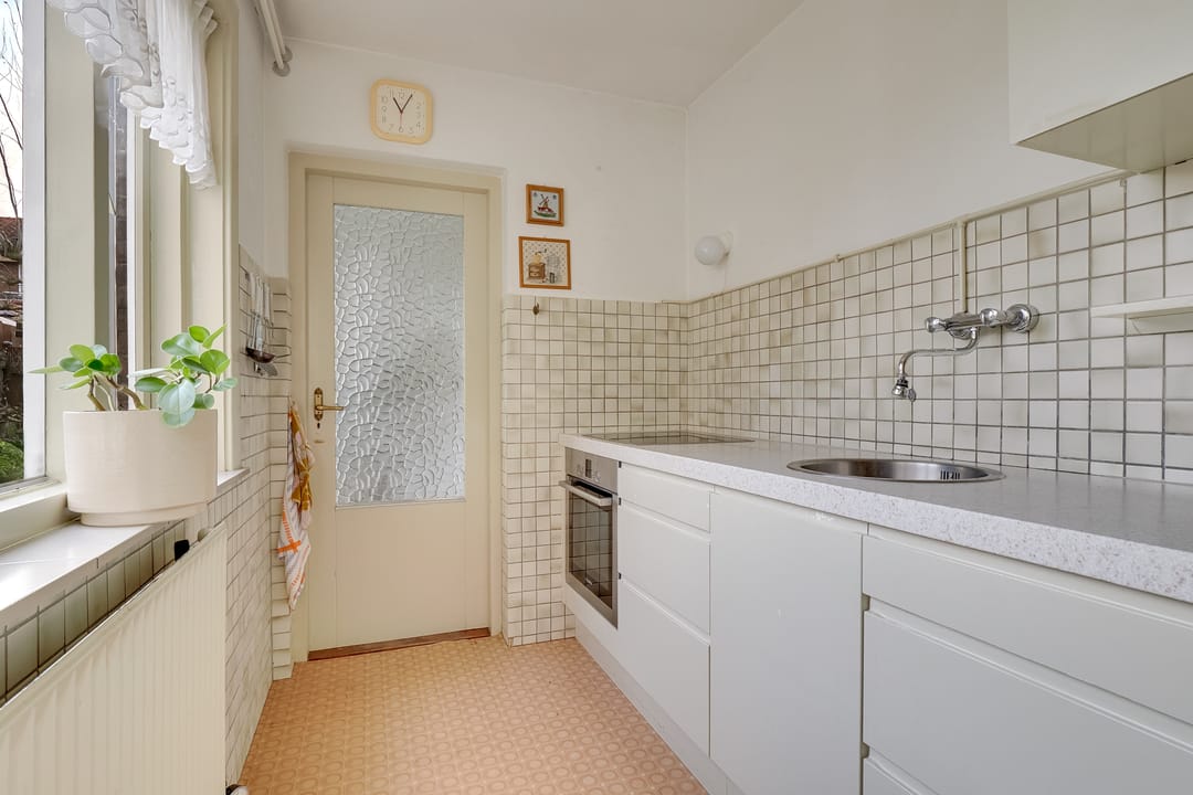 Photo 13 of Burgemeester Strick van Linschotenstraat 27