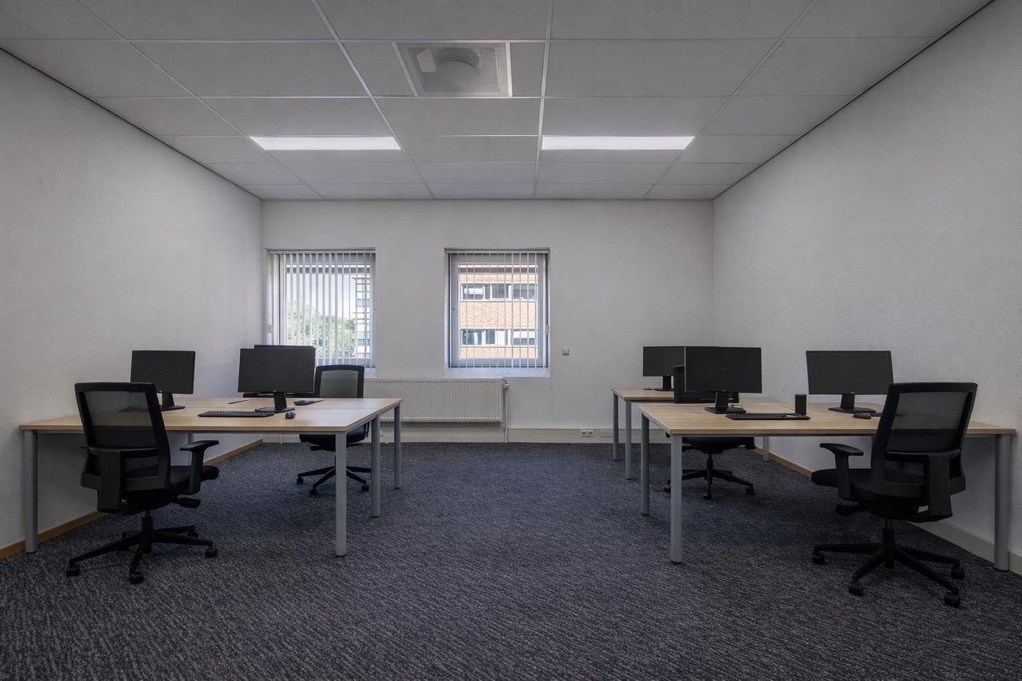 Bekijk foto 1 van Mr E.N. van Kleffensstraat 6