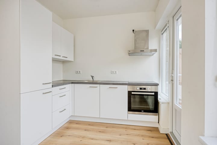 Photo 12 of Leliestraat 29