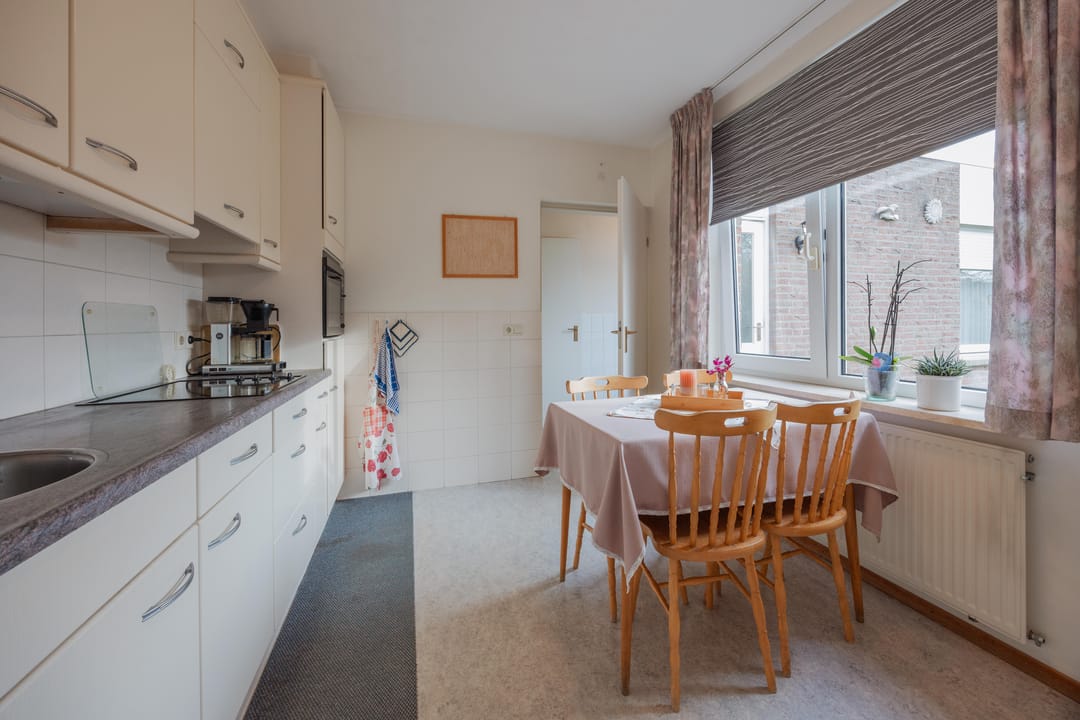 Foto 16 van Mgr Schravenlaan 15-A