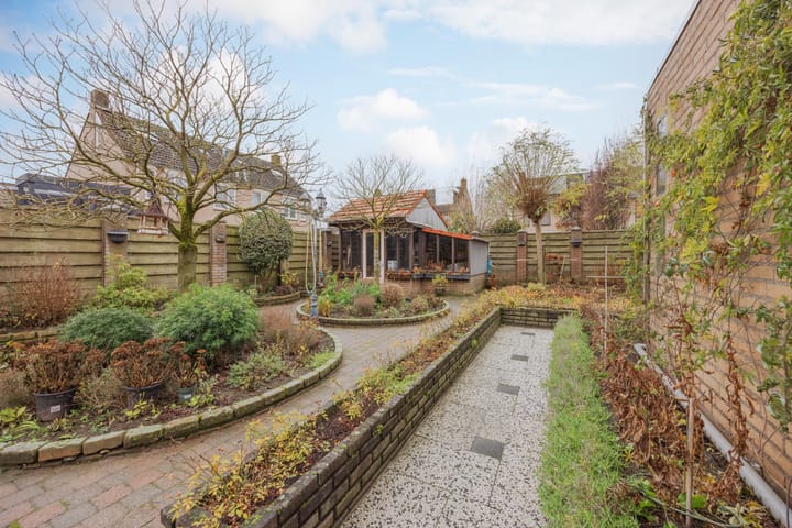 Foto 36 van Burg van Leentstraat 104