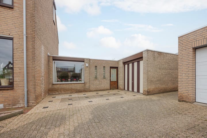 Foto 43 van Burg van Leentstraat 104