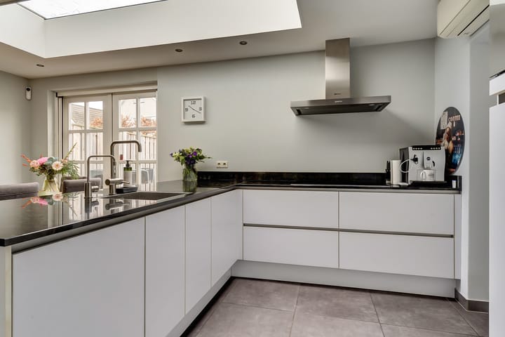 Photo 13 of Suze Groeneweglaan 25