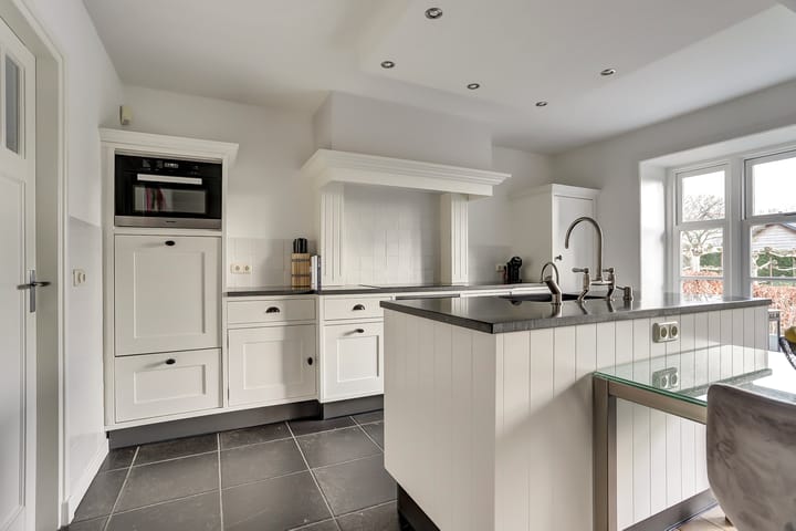 Photo 10 of Oude Zeedijk 1-B