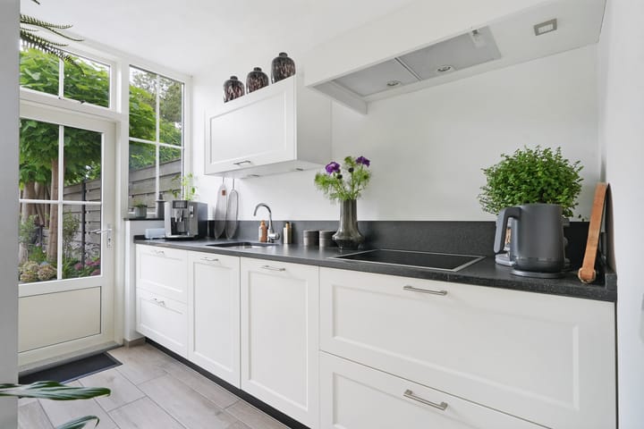 Photo 10 of Haringvlietstraat 13