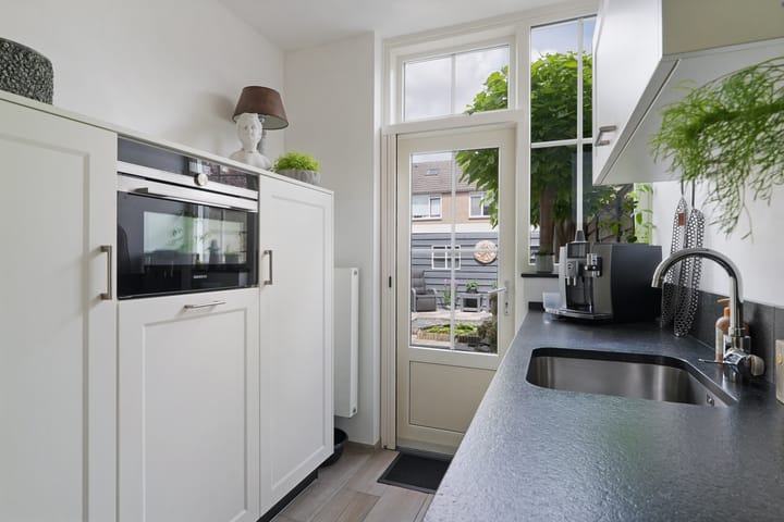 Photo 13 of Haringvlietstraat 13