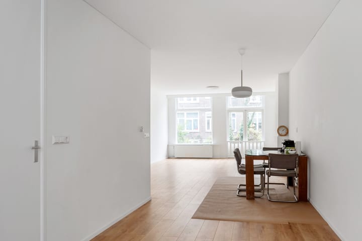 Foto 8 van Joost van Geelstraat 8-B