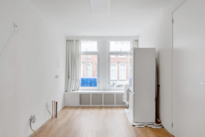 Foto 12 van Joost van Geelstraat 8-B