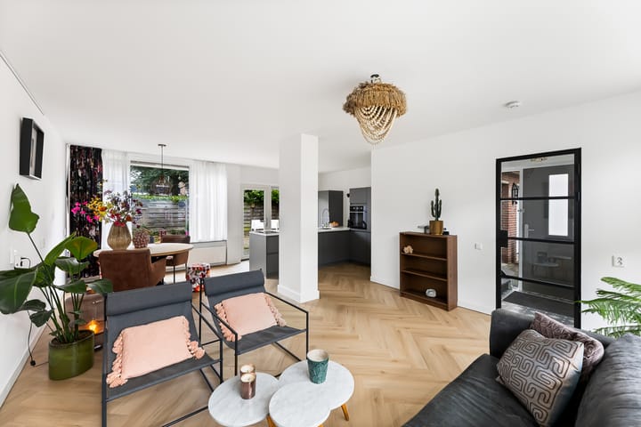 Photo 8 of Aalbersestraat 10