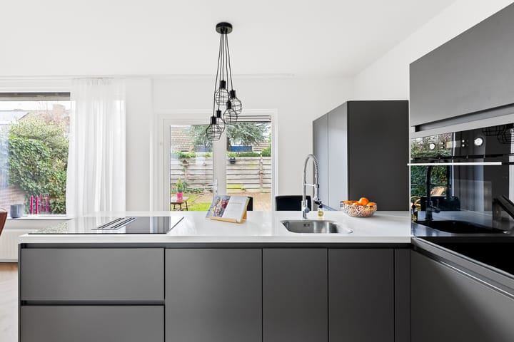 Photo 12 of Aalbersestraat 10