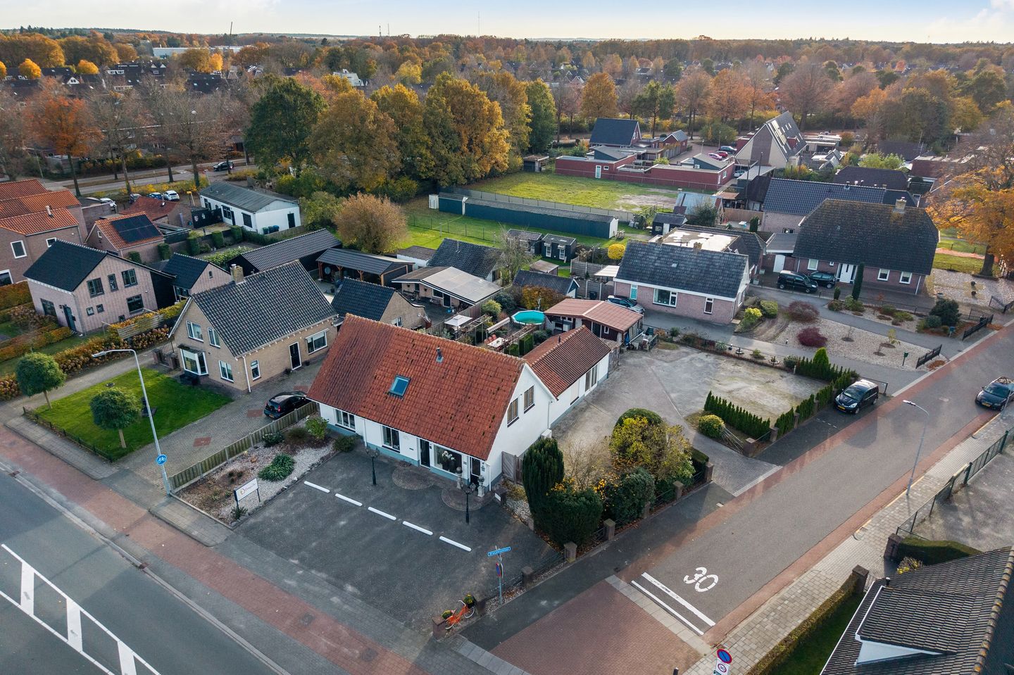 View photo 2 of Stationsweg 37-A