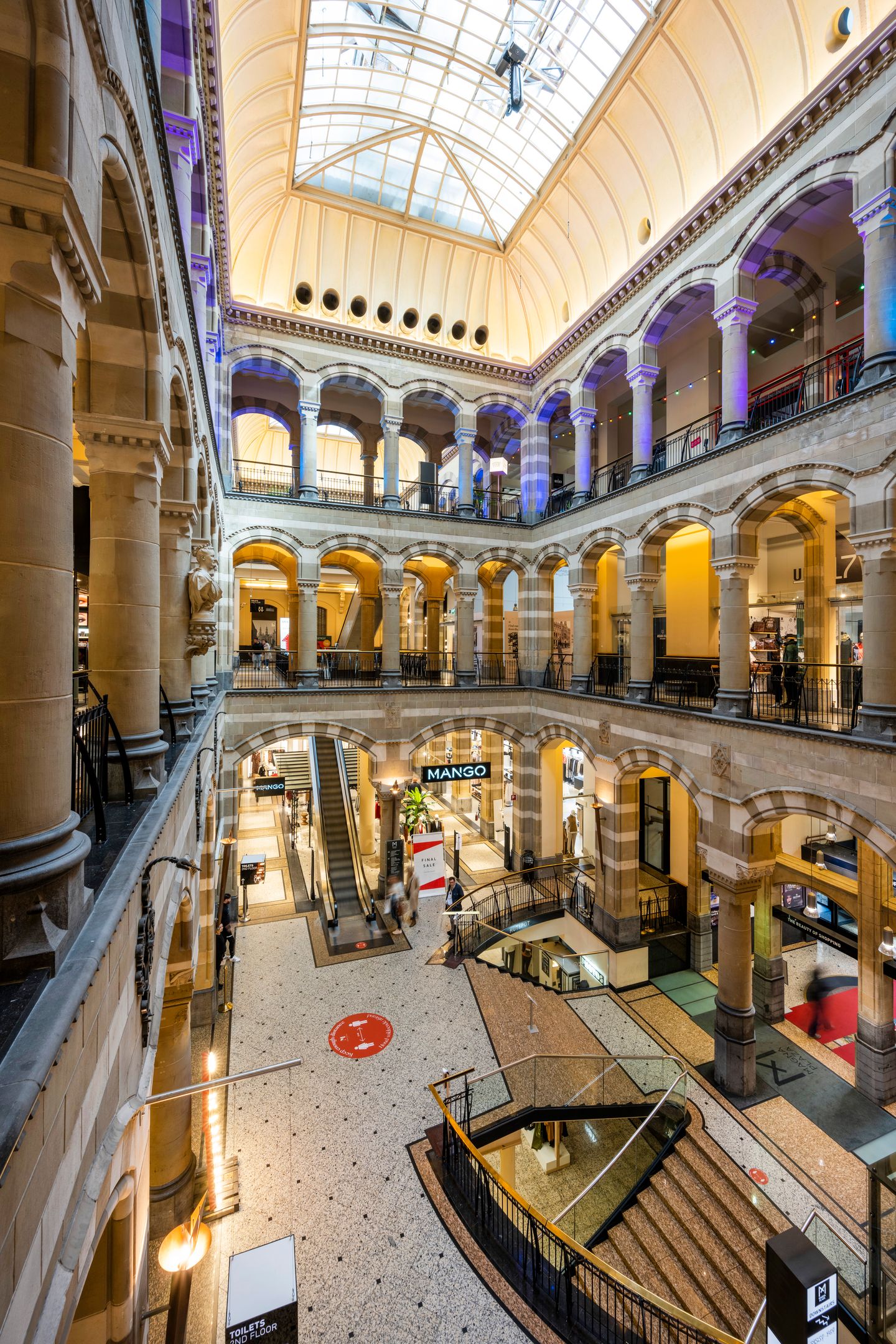 View photo 5 of Spuistraat 139