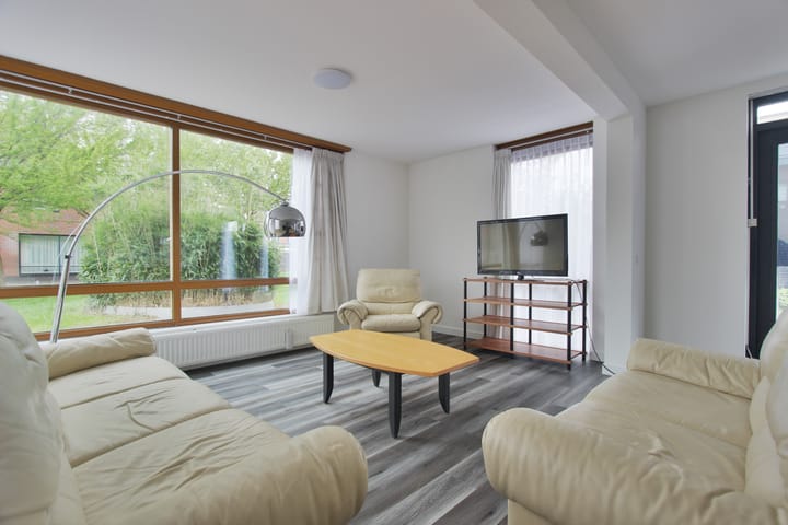 Photo 4 of Delacroixstraat 17