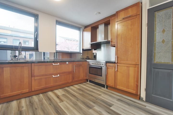 Photo 18 of Delacroixstraat 17